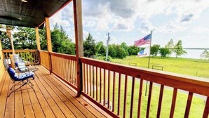 Property grounds - Quaint 1 bed RV, on the lake. Sleeps 6-7 (McLoud)