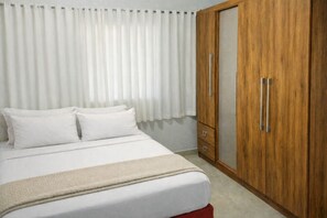Room - Jack&Mari House, 600m from the beach (5 min walk), comfort and privacy, with air conditioning. (Itapoá)