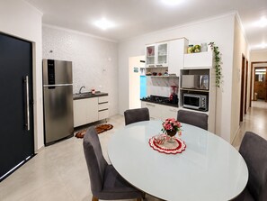 Private kitchen - Jack&Mari House, 600m from the beach (5 min walk), comfort and privacy, with air conditioning. (Itapoá)