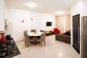 Interior - Jack&Mari House, 600m from the beach (5 min walk), comfort and privacy, with air conditioning. (Itapoá)