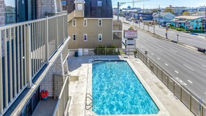 Ein Pool auf dem Dach mit Blick auf die Straße und die Gebäude.