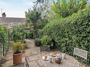 Outdoor dining - 2 Bed in Holt (oc-kt137) (Holt)