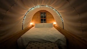 1 bedroom, bed sheets