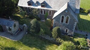 A stone building with a sloped roof, multiple windows, and a chimney. - 4 Bed in Gunnislake (oc-77480) (Latchley)