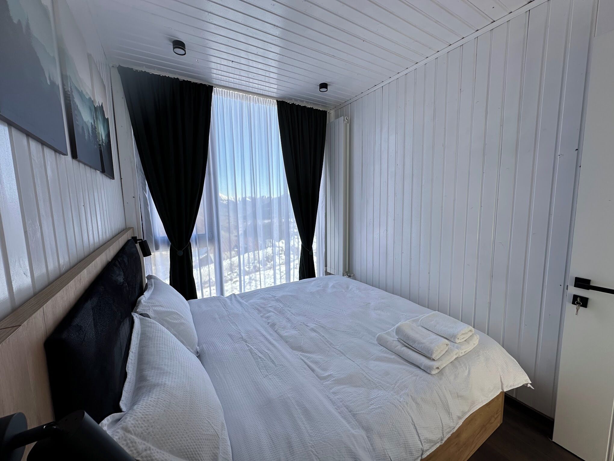 2 bedrooms, bed sheets