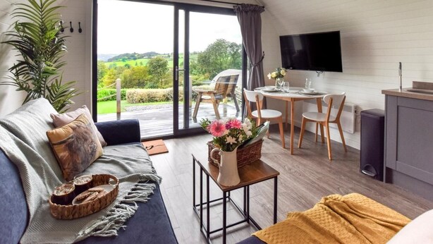 Un salon confortable avec un canapé, une table à manger et un téléviseur.