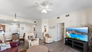Apartment, Mehrere Betten, Poolblick (Villas II 308) | Wohnbereich