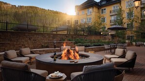 A circular fire pit surrounded by wicker chairs and a table, with a building in the background. - The Ritz-Carlton Club®, Vail
Charming 3-bedroom hotel with AC in fabulous Vail (Vail)
