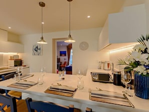 Oven, dishwasher, high chair, cookware/dishes/utensils - 1 Bed in Hythe (oc-89967) (Hythe)