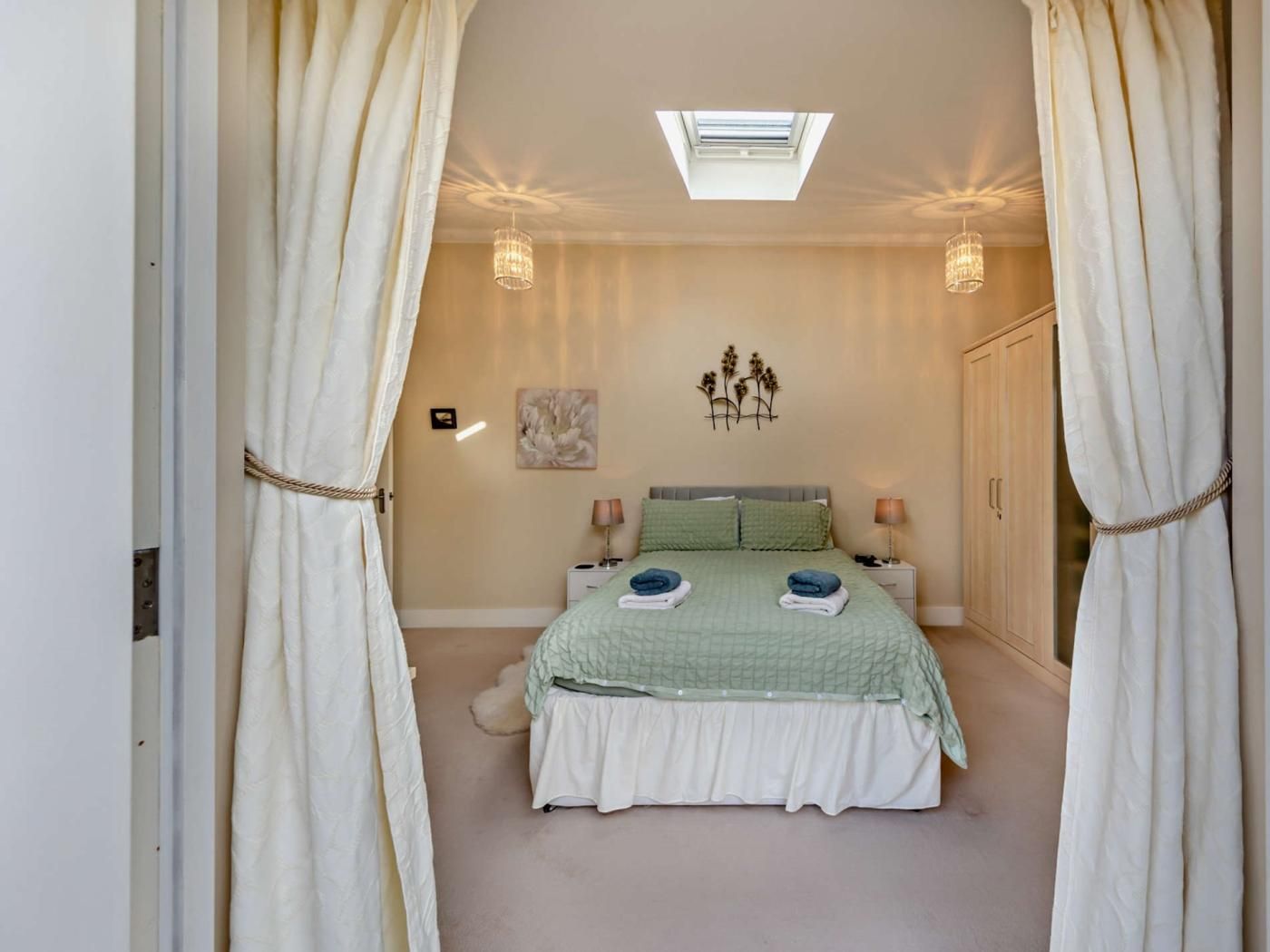 2 bedrooms, iron/ironing board, travel cot, free WiFi