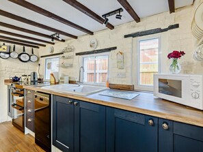 Dishwasher, cookware/dishes/utensils - 2 Bed in Horncastle (oc-93375) (Belchford)