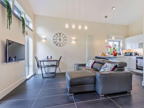 TV, fireplace - 1 Bed in Blairgowrie (oc-93427) (Carsie)
