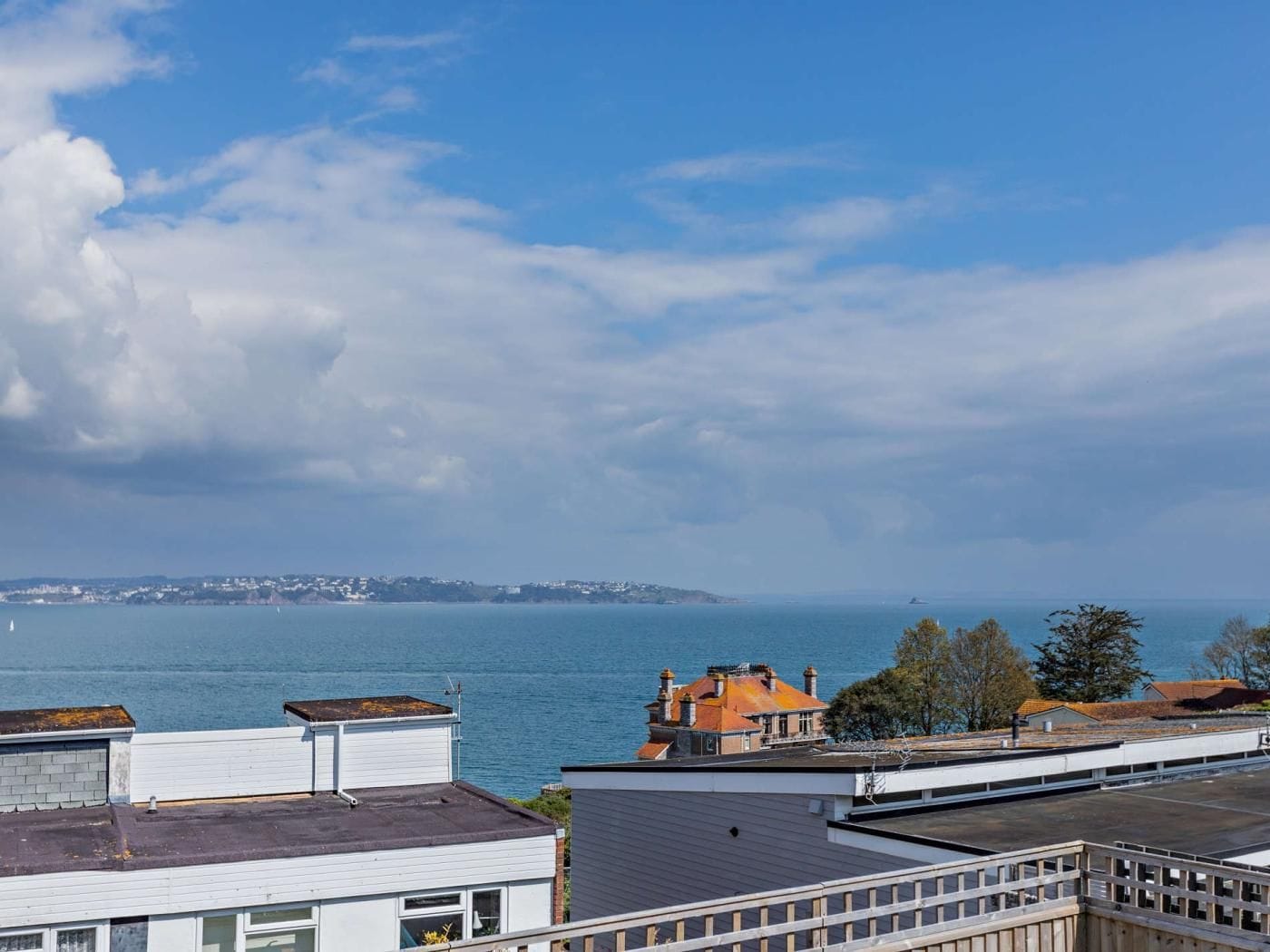 Une vue sur la côte, avec des bâtiments et un ciel dégagé.