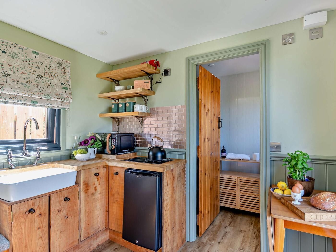 Microwave, cookware/dishes/utensils