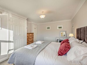 A bedroom with a bed, a dresser, a desk, and a mirror. - 4 Bed in Bishop Auckland (oc-93527) (Wearhead)