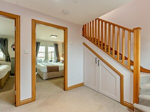 Un dormitorio con cama, un baño y una escalera que lleva a un piso superior.
