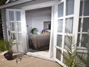 A room with a bed, a window, and a door leading outside. - 2 Bed in Callington (oc-tyler) (South Hill)