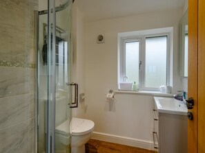 Bathroom - 2 Bed in Weymouth (oc-75201) (Weymouth)