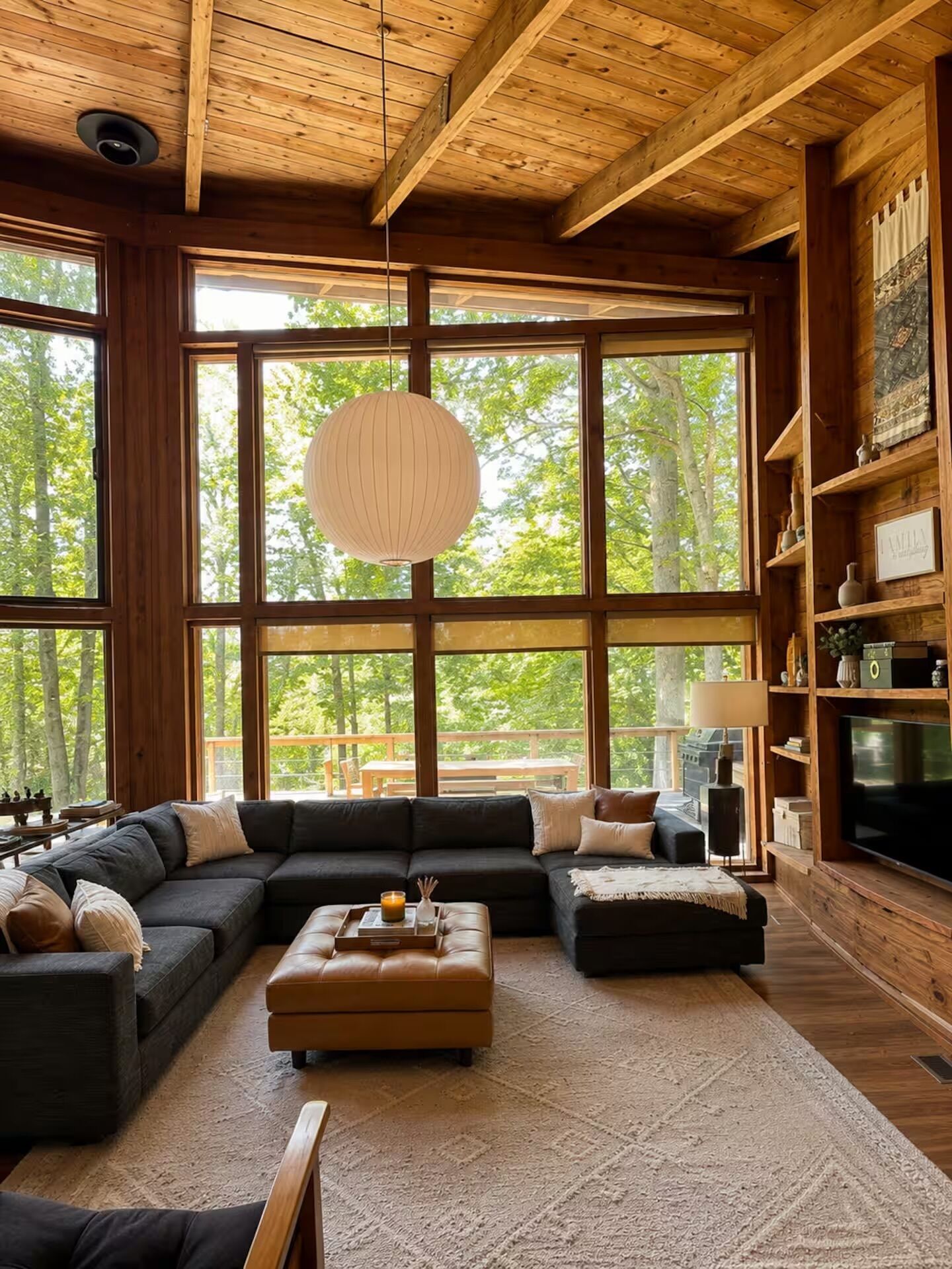 Amplia sala de estar con un sofá modular grande, una mesa de centro y una chimenea.
