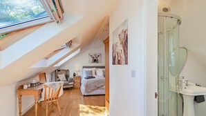 A bedroom with a skylight, a bed, a desk, and a chair. - 1 Bed in Harrogate (oc-93258) (Thornthwaite)