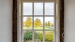 A window with a view of a garden and trees. - 2 Bed in Ashford In The Water (oc-85823) (Ashford in the Water)