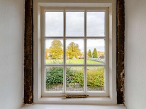 A window with a view of a garden and trees. - 2 Bed in Ashford In The Water (oc-85823) (Ashford in the Water)