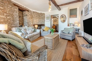 TV - 3 Bed in Tenby (oc-fb225) (Tenby)