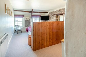 Room - 3 Bed in Tenby (oc-fb225) (Tenby)