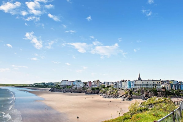 Beach - 3 Bed in Tenby (oc-fb225) (Tenby)