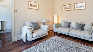 A living room with two sofas, a coffee table, a lamp, and a rug. - 3 Bed in Brockenhurst (oc-nfl92) (Brockenhurst)