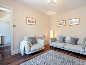 TV, fireplace - 3 Bed in Brockenhurst (oc-nfl92) (Brockenhurst)