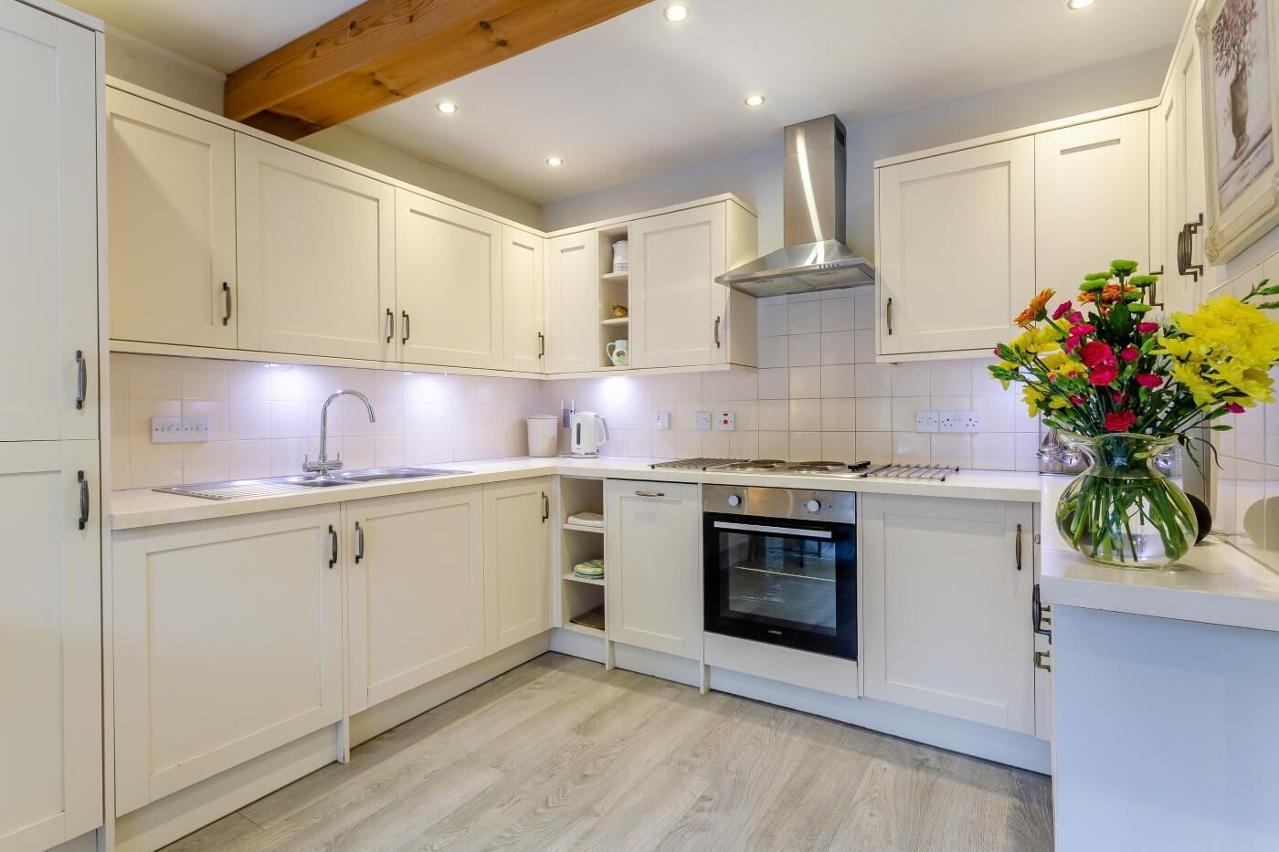 Oven, dishwasher, cookware/dishes/utensils
