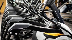 Una fila di cyclette posizionate in una palestra.