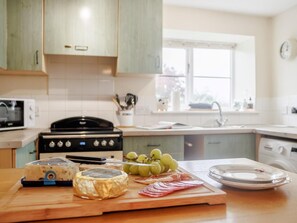 Horno, lavavajillas y utensilios de cocina 
