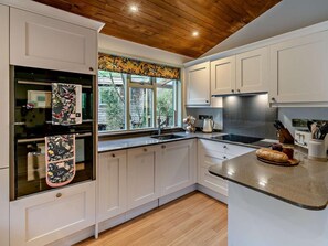 Dishwasher, high chair, cookware/dishes/utensils - 2 Bed in Truro (oc-93307) (Porthtowan)