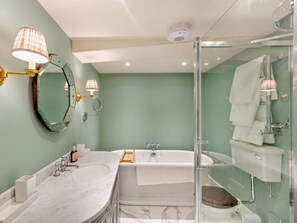 A bathroom with a double sink, a bathtub, a glass shower enclosure, and two wall-mounted mirrors with lamps. - 6 Bed in Ludlow (oc-93327) (Ludlow)