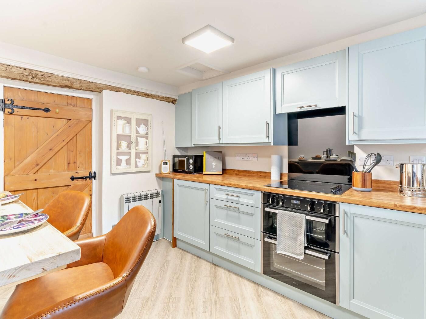 Microwave, oven, dishwasher, cookware/dishes/utensils