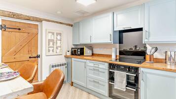 Microwave, oven, dishwasher, cookware/dishes/utensils