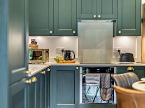 Dishwasher, high chair, cookware/dishes/utensils - 3 Bed in King's Lynn (oc-93414) (Middleton)