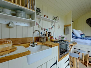 Cookware/dishes/utensils - 1 Bed in Hereford (oc-93440) (Little Dewchurch)