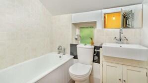 A bathroom with a bathtub, toilet, and sink. - 2 Bed in Penrith (oc-93492) (Glenridding)
