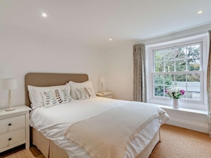 Iron/ironing board, travel cot, free WiFi, bed sheets - 2 Bed in Alum Bay (oc-ic135) (Totland)