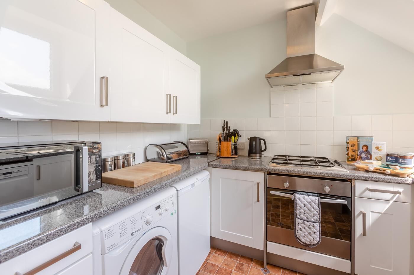 Oven, dishwasher, cookware/dishes/utensils