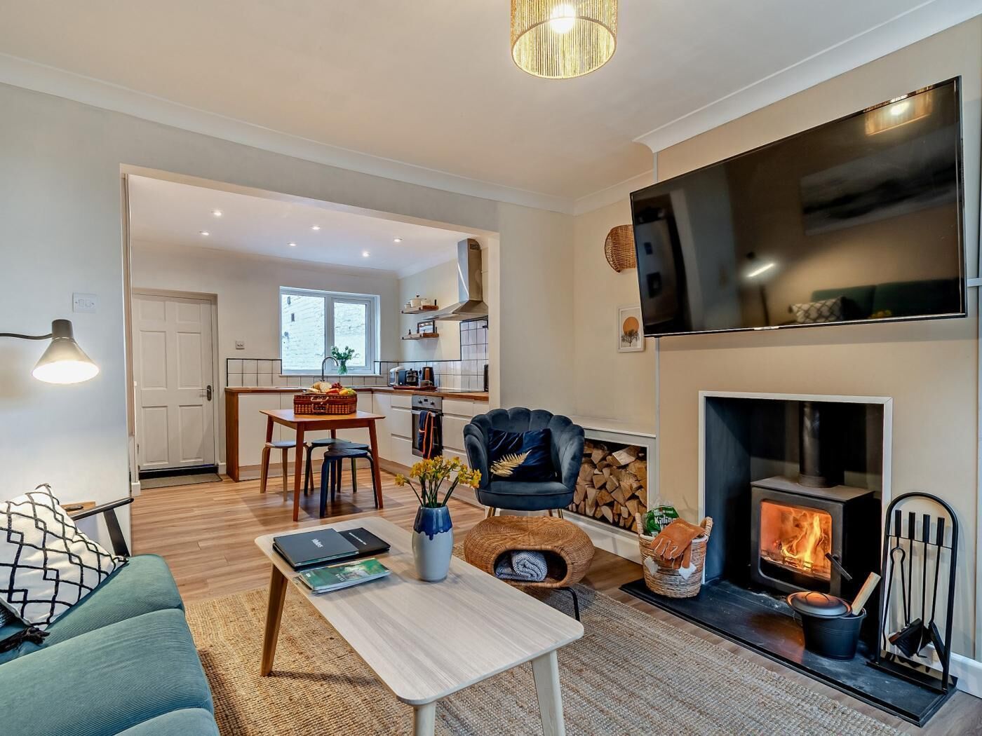TV, fireplace
