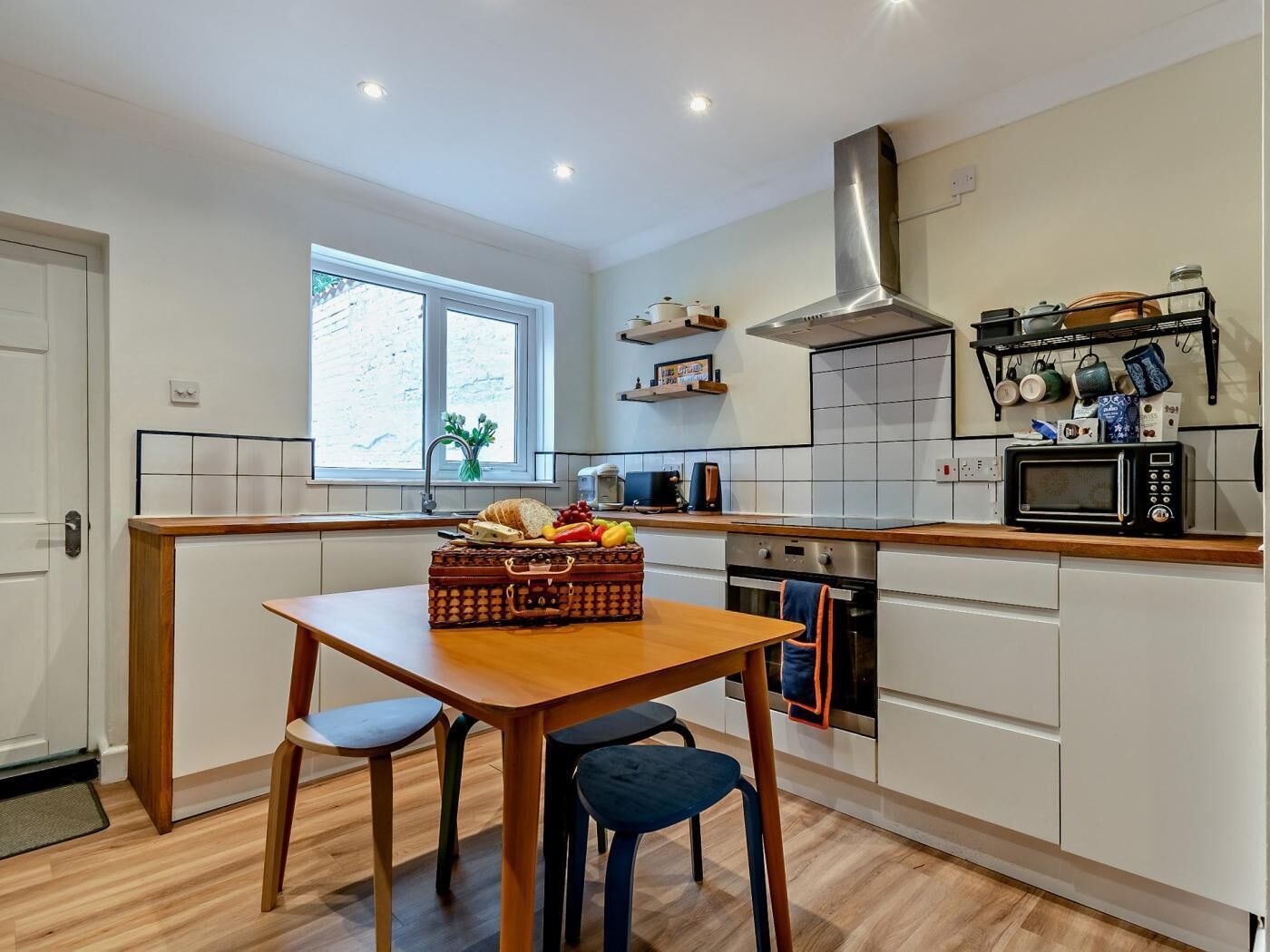 Oven, dishwasher, cookware/dishes/utensils