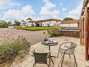 Outdoor dining - 3 Bed in Doncaster (oc-93570) (Mattersey)