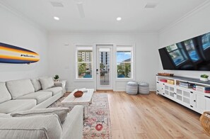 Living area - Spacious 4-bedroom house in peaceful Gulf Shores with AC (Gulf Shores)