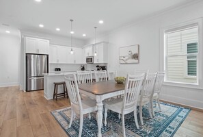 Dining - Spacious 4-bedroom house in peaceful Gulf Shores with AC (Gulf Shores)