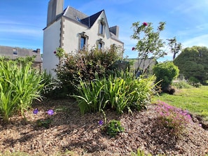 Property grounds - "Chambre aux oiseaux," La Vie Tranquille, a peaceful retreat 2.5 km from the ocean, southern Finistère (Plouhinec)