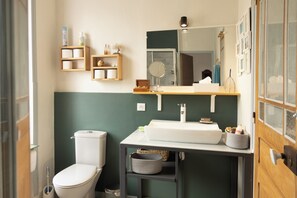 Hair dryer, towels, soap, toilet paper - "Chambre aux oiseaux," La Vie Tranquille, a peaceful retreat 2.5 km from the ocean, southern Finistère (Plouhinec)